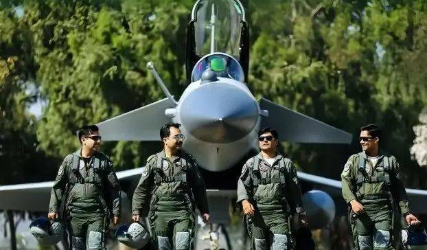 正版皇冠信用网开户_地面战斗爆发正版皇冠信用网开户，国产VT-4坦克迎来首战：SH-15卡车炮全线碾压印军