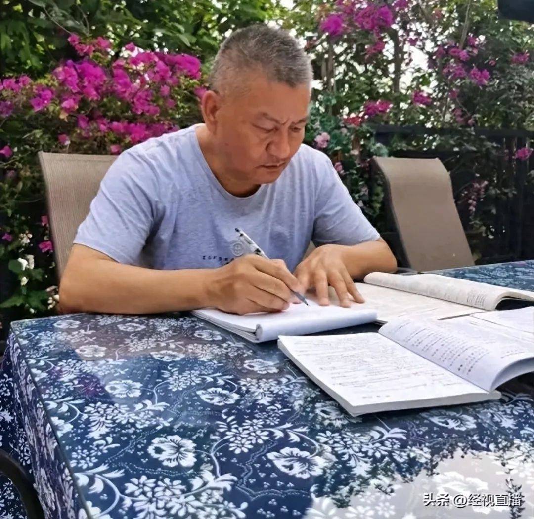 正版皇冠信用网开户_58岁梁实备战第29次高考正版皇冠信用网开户,谈多次落榜:31岁已赚100万,也许用光前半生运气