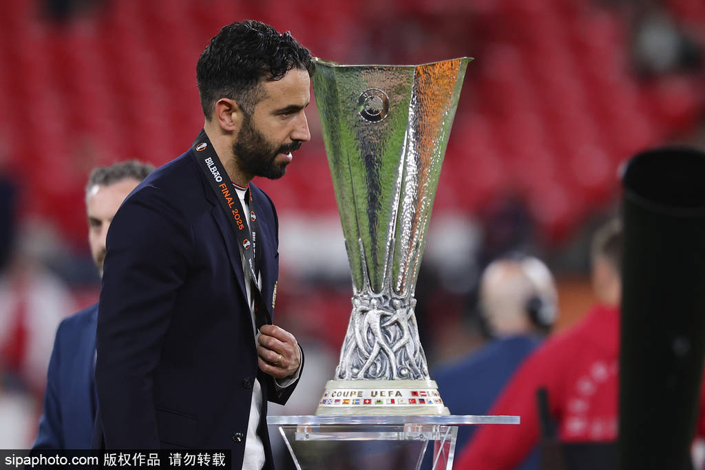 皇冠信用代理注册_失败赛季皇冠信用代理注册！曼联英超第16+欧联亚军 阿莫林:我仍是合适人选