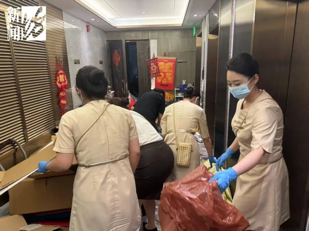 皇冠体育App下载_垃圾堆满皇冠体育App下载，臭到离谱！上海顶流豪宅业主也拾荒？邻居直呼倒大霉，不能忍！