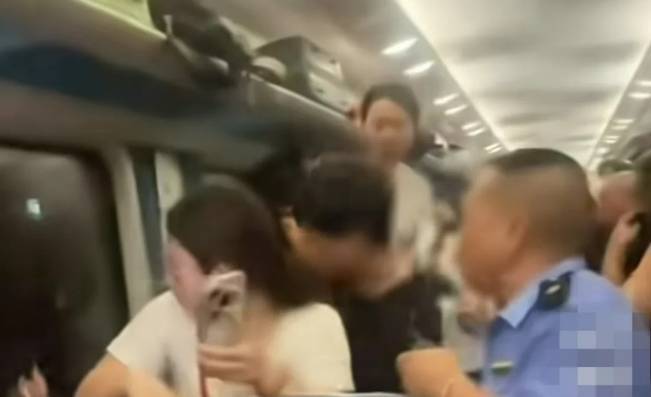 皇冠信用網登2登3_火车停运乘客砸窗皇冠信用網登2登3，凸显应急能力不足 | 新京报社论