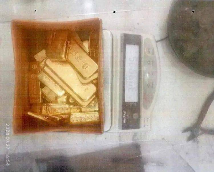 世俱杯免费直播
_小树林里接头世俱杯免费直播
,一天背走2000多万元黄金!上海两人被判刑