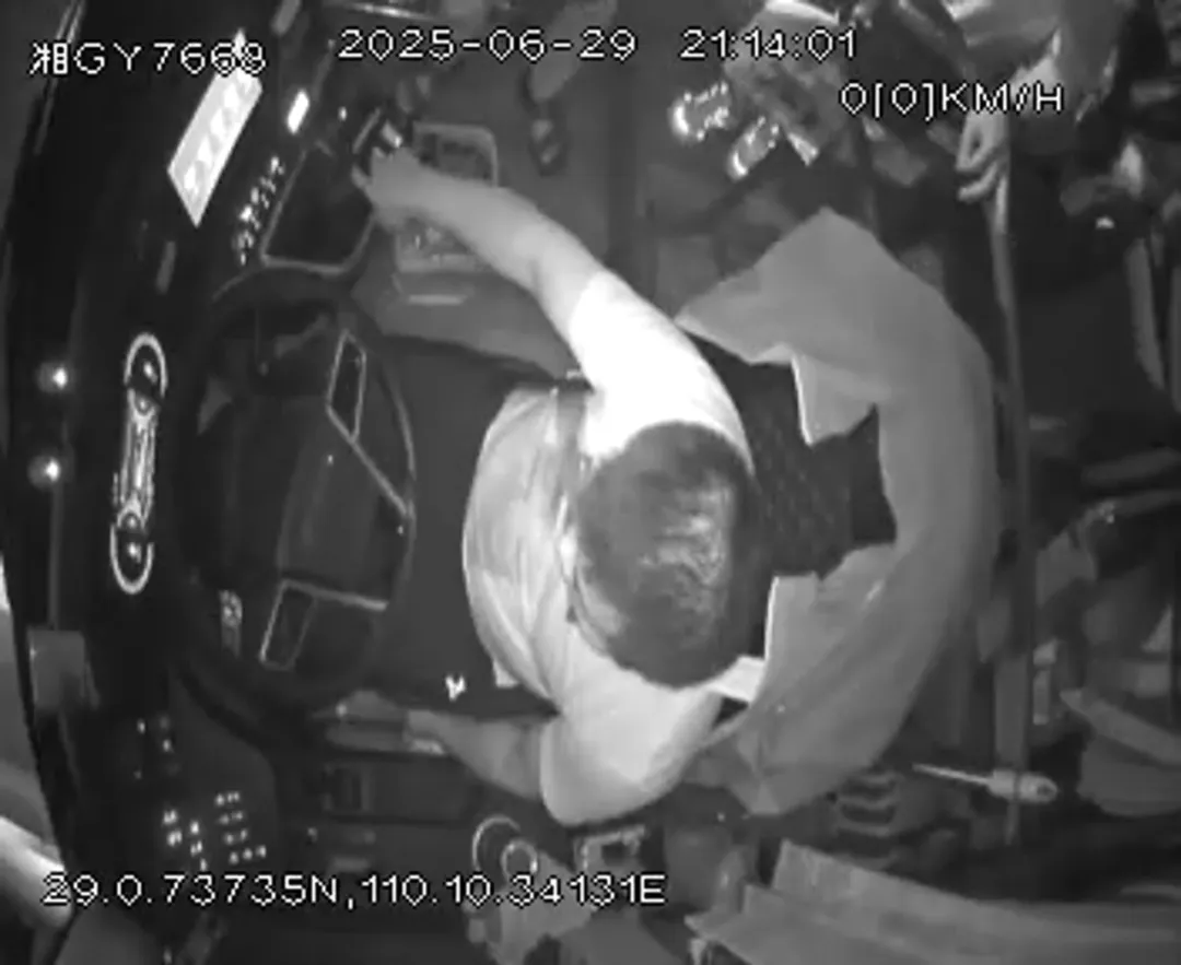 法国足球甲级联赛_张家界司机高速上突发疾病法国足球甲级联赛，晕倒前尽全力熄火刹车救下整车韩国游客，自己不幸离世，年仅41岁，他是退役军人