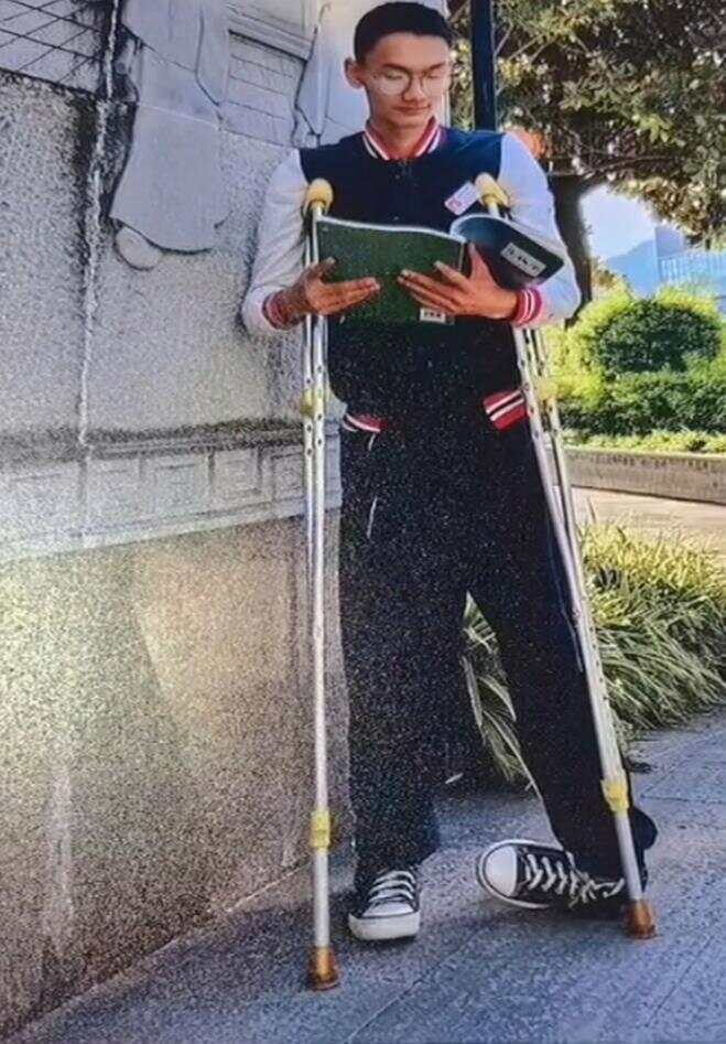 皇冠皇冠代理平台_录取书送达时凉山“拄拐少年”已离世 老师同学纷纷悼念