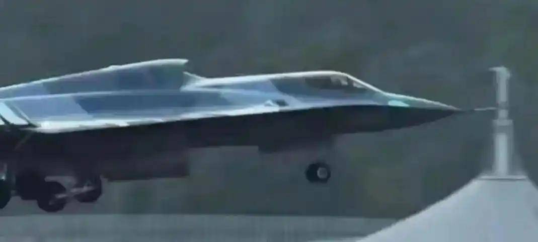 泰国乙组联赛_战斗机越造越庞大泰国乙组联赛，歼 - 45 超大个头造型前卫，恰似 “空中巨无霸”