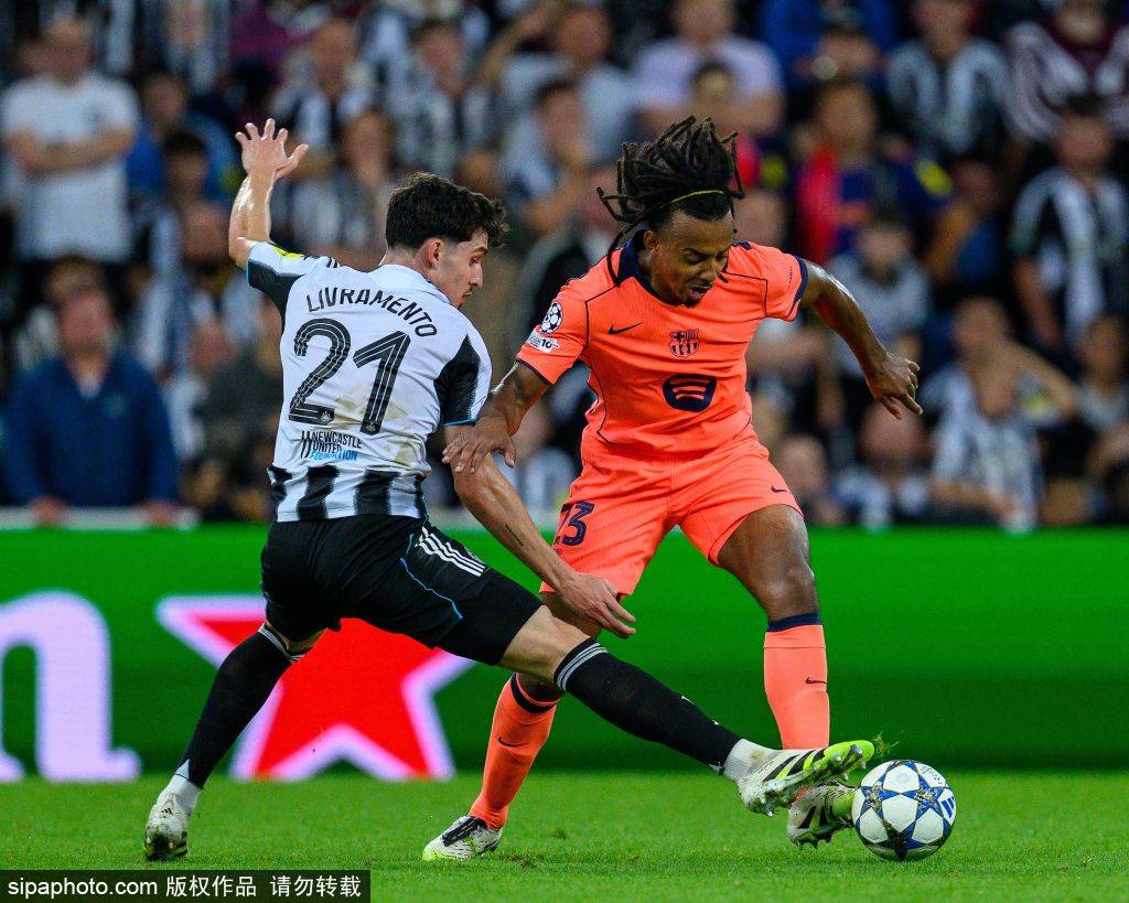 皇冠信用平台出租出售_这还咋踢桑切斯染红瞬间皇冠信用平台出租出售，查洛巴无奈摊手眼神生无可恋