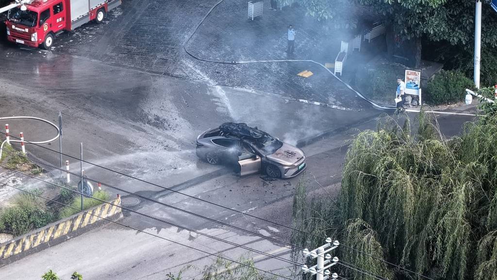 皇冠会员如何申请_一辆蔚来牌轿车在大理一景区外起火皇冠会员如何申请，一家四口撤离及时无伤亡