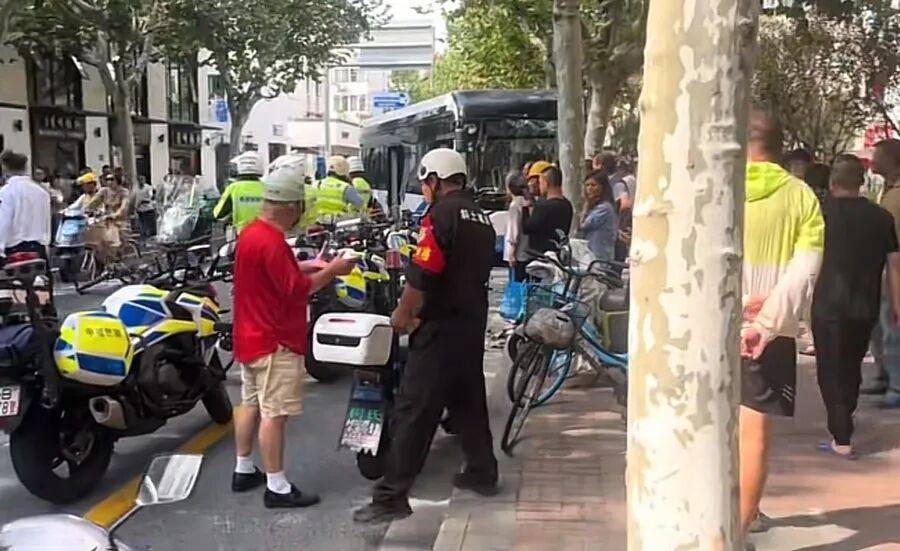 皇冠信用網去哪里弄_上海警方：叶某（男皇冠信用網去哪里弄，57岁）寻衅滋事，已被拘！