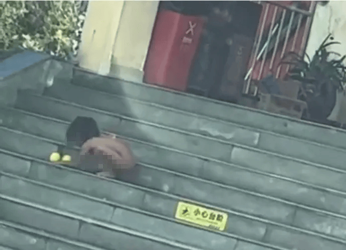 皇冠信用平台出租出售_“野人小孩”最新进展：小孩已被养成不穿衣服习惯皇冠信用平台出租出售，父母都没工作，孩子没上户口，公安民政妇联已介入