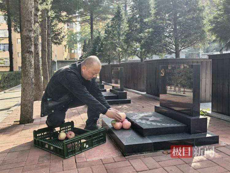 皇冠信用网开户_泪目皇冠信用网开户！沈阳男子带1650个苹果到丹东抗美援朝烈士陵园