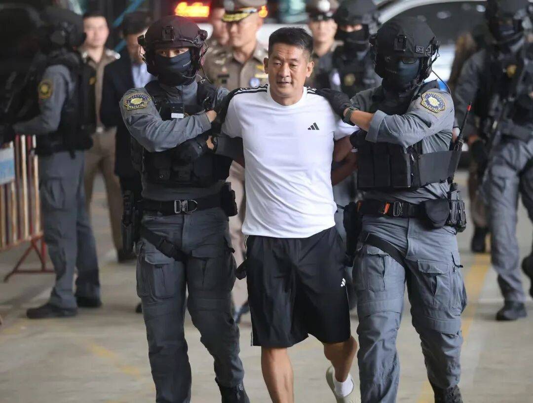 皇冠信用盘登3代理注册_跨境网赌头目佘智江（湖南出生皇冠信用盘登3代理注册，后获柬埔寨国籍），被引渡回中国