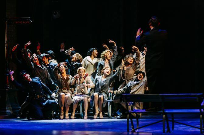 体育皇冠信用網
_每场演出要用6吨温水体育皇冠信用網
,原版音乐剧《雨中曲》将在成都上演