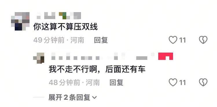 皇冠信用网会员_河南驻马店有人在斑马线摆摊皇冠信用网会员，过路司机只能压双黄线绕行，民警：当天是集市，已前往劝导商户