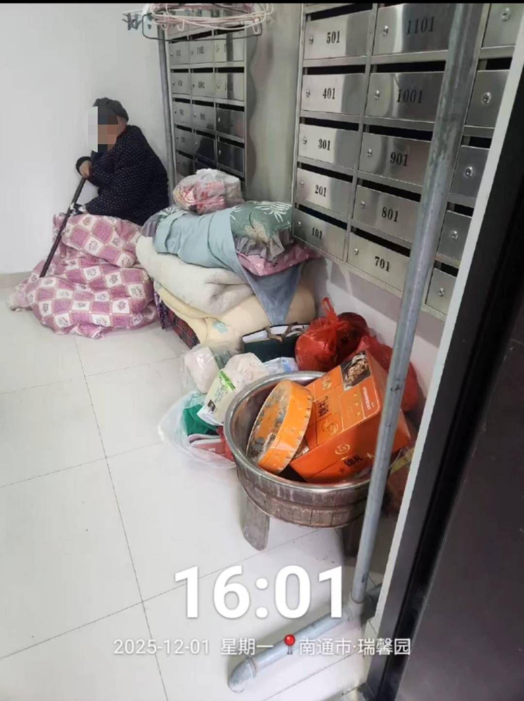 克里夫兰骑士 vs 波特兰开拓者_江苏南通94岁老人被发现在楼道打地铺克里夫兰骑士 vs 波特兰开拓者，社区：子女轮流赡养，可能送来时人不在家