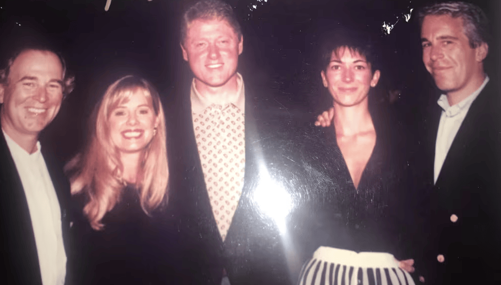 香港足球赛_爱泼斯坦遗产管理团队交出的95000份影像资料部分曝光香港足球赛，特朗普等政要出现其中