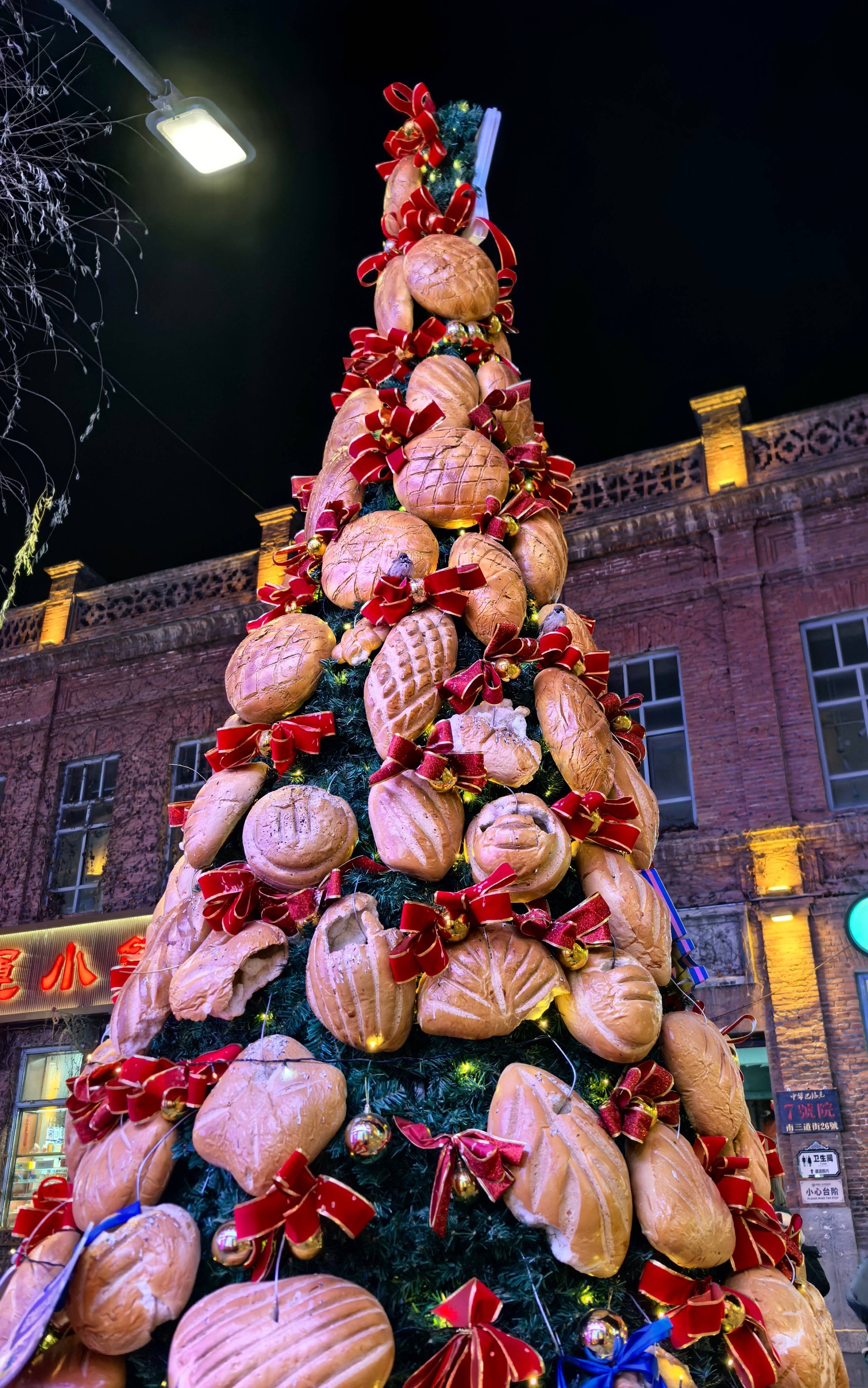 皇冠信用盘哪里申请_哈尔滨一大列巴面包树成麻雀过冬粮仓皇冠信用盘哪里申请，设计师：一百多个面包做成，已有两年