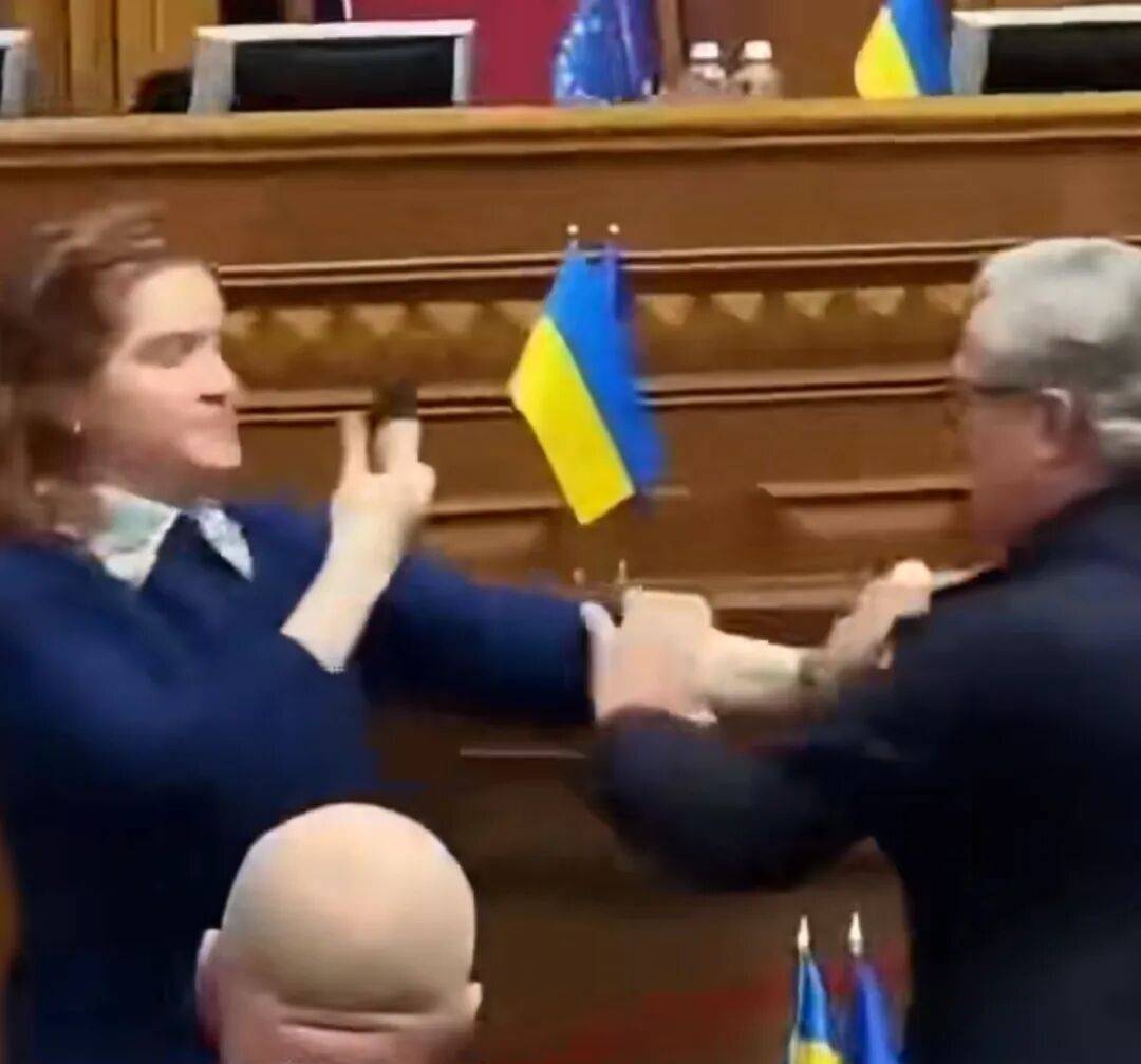 皇冠信用網注册开户
_乌克兰最高拉达会场爆发激烈斗殴皇冠信用網注册开户
,女议员封锁演讲台,要求乌军总司令必须下台