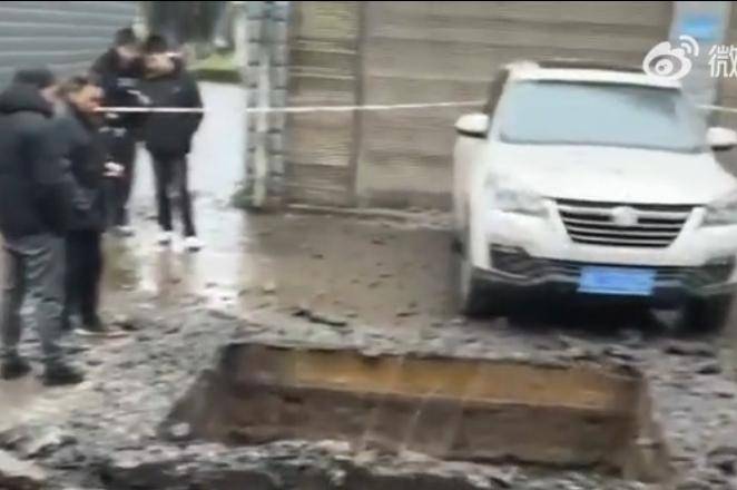 皇冠信用网正网_3名儿童将鞭炮扔进化粪池引发沼气爆炸 村委会:未造成人员受伤皇冠信用网正网,家长主动承担赔偿责任